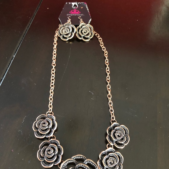 Bronze/brown flower necklace and earrings - Picture 2 of 3